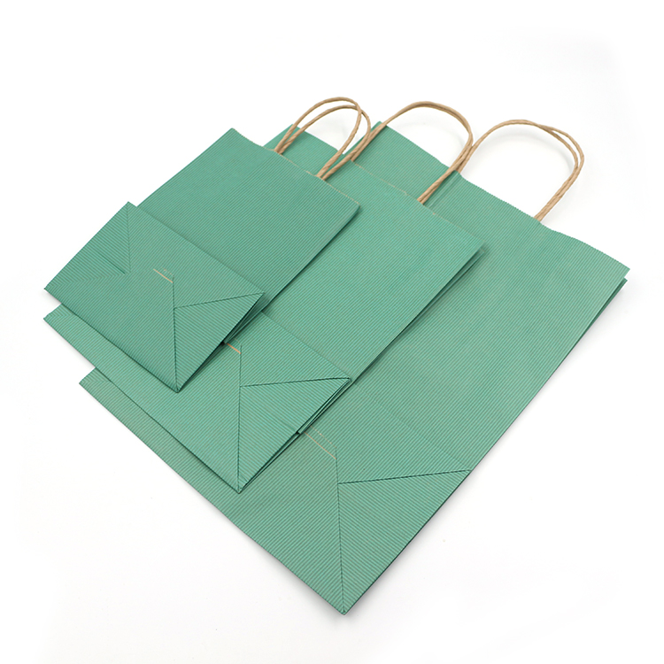 Bolsas de papel con rayas verdes